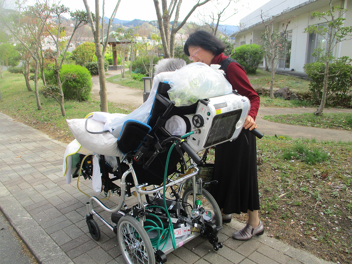 専用車椅子は患者様のご家族でも安定した移動が可能